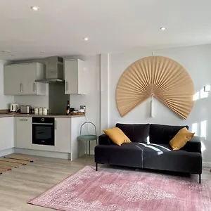 Modern In Quiet With Free Parking - Contemporary New Building Apartment York