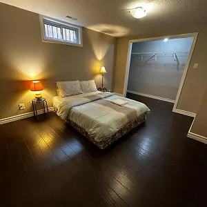 Deluxe Close To Restaurants, Plaza, Shopping, Gym & Colleges K1 Homestay Kitchener